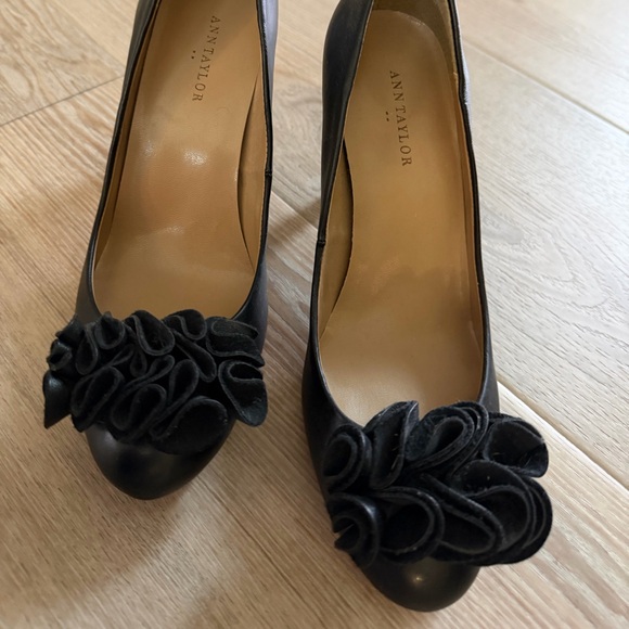 2 Pairs Ann Taylor Black Leather Heels Size 7 - Picture 5 of 8